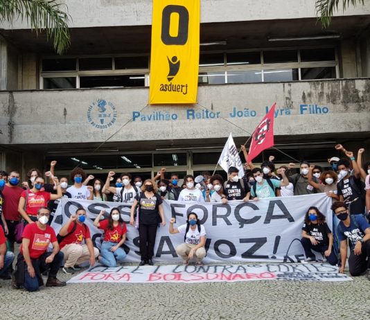 Manifestação na Uerj reúne trabalhadores e estudantes de diversas instituições de ensino por vacina, pão, saúde e em defesa da educação.