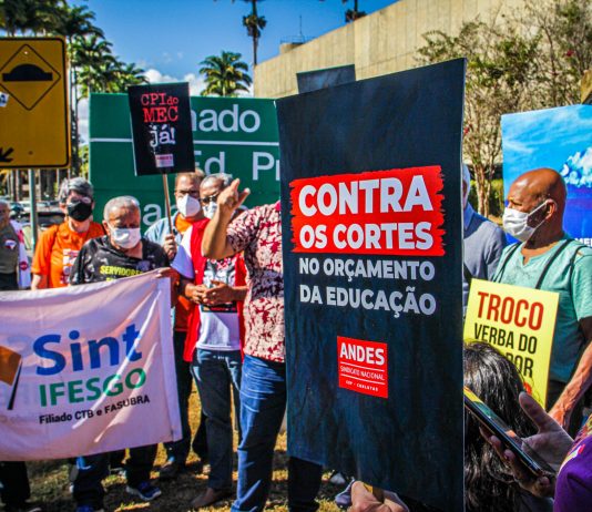 Manifestações no Rio e em Brasília cobram recomposição do orçamento das federais
