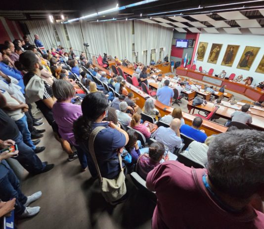 Sessão do Consun é marcada por cortes no microfone de conselheiros, que permanecem sem resposta sobre investigações de projetos da Uerj