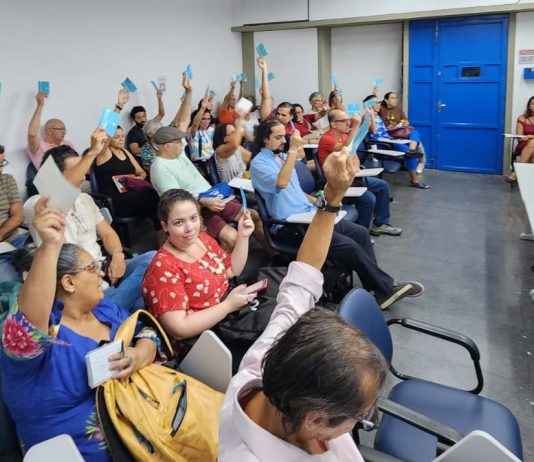 Assembleia discute condições de trabalho, aprova mobilização pela base e manifesta apoio a estudantes