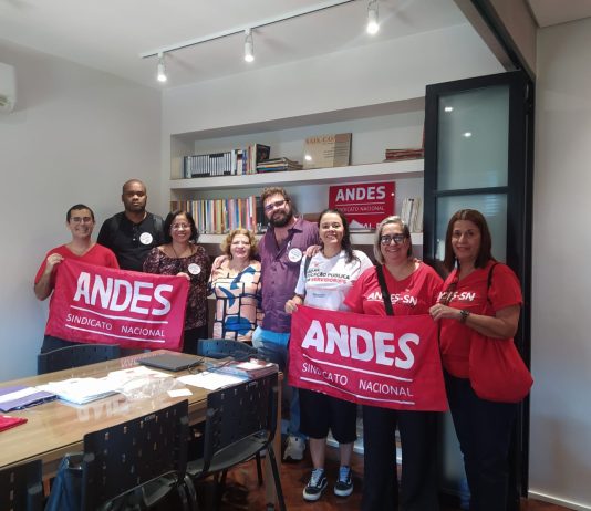 Fórum das estaduais do Andes-SN/RJ entrega pauta de reivindicações à Secti, em dia de mobilização pela educação