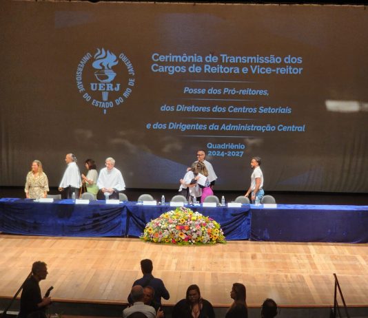 Cerimônia de transmissão de cargos da Reitoria e posse de diretores lota Teatro Odylo Costa Filho