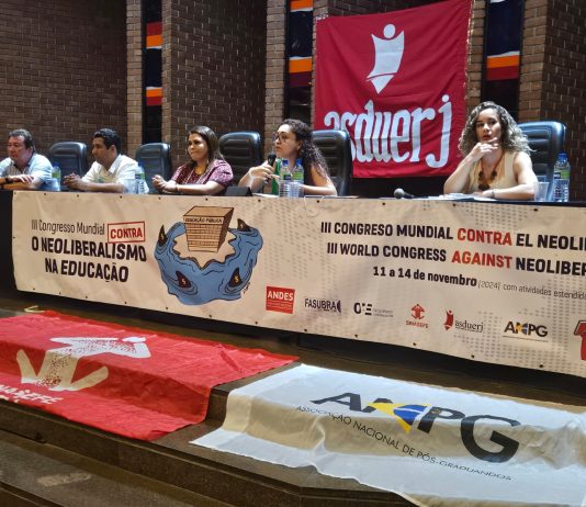 Modelo hegemônico de implementação de novas tecnologias produz precarização do trabalho, do ensino e da aprendizagem apontam palestrantes