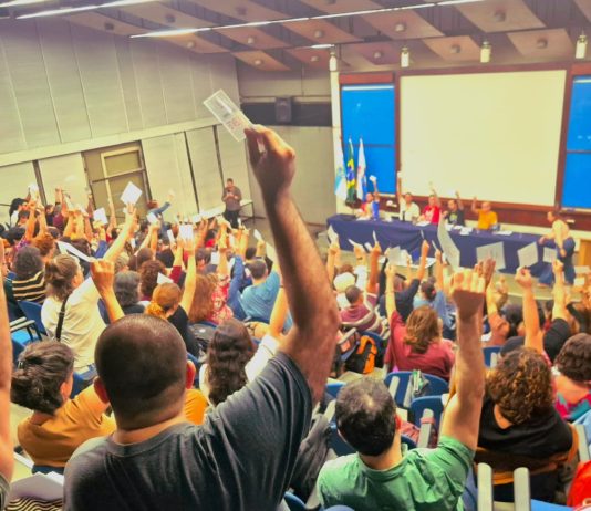 Assembleia docente delibera pela continuidade da greve